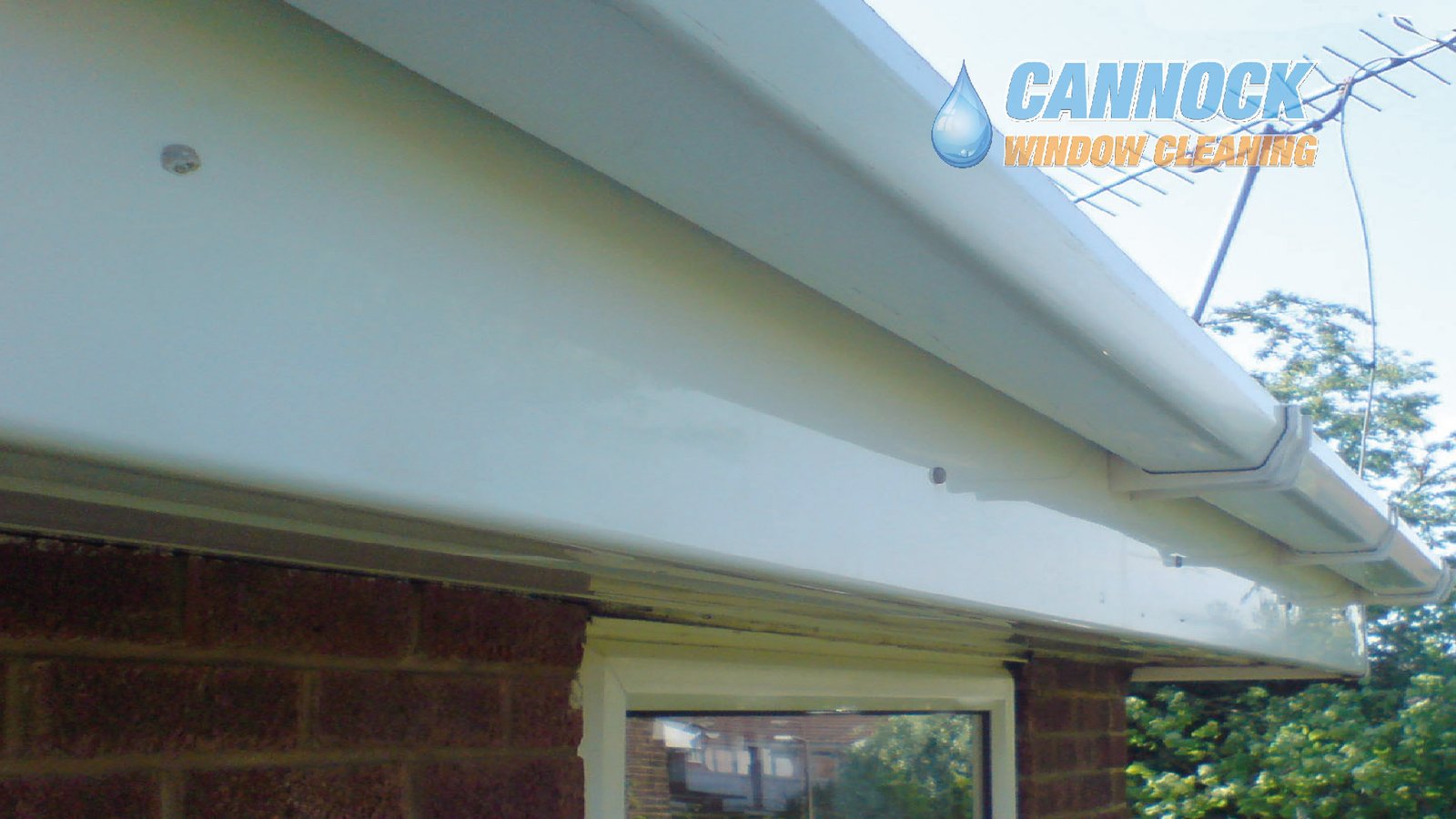 Algae-free bright white fascia after fascia and soffit cleaning