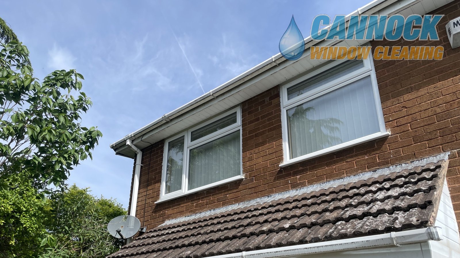 Dirty house fascia and roofline before fascia and soffit cleaning