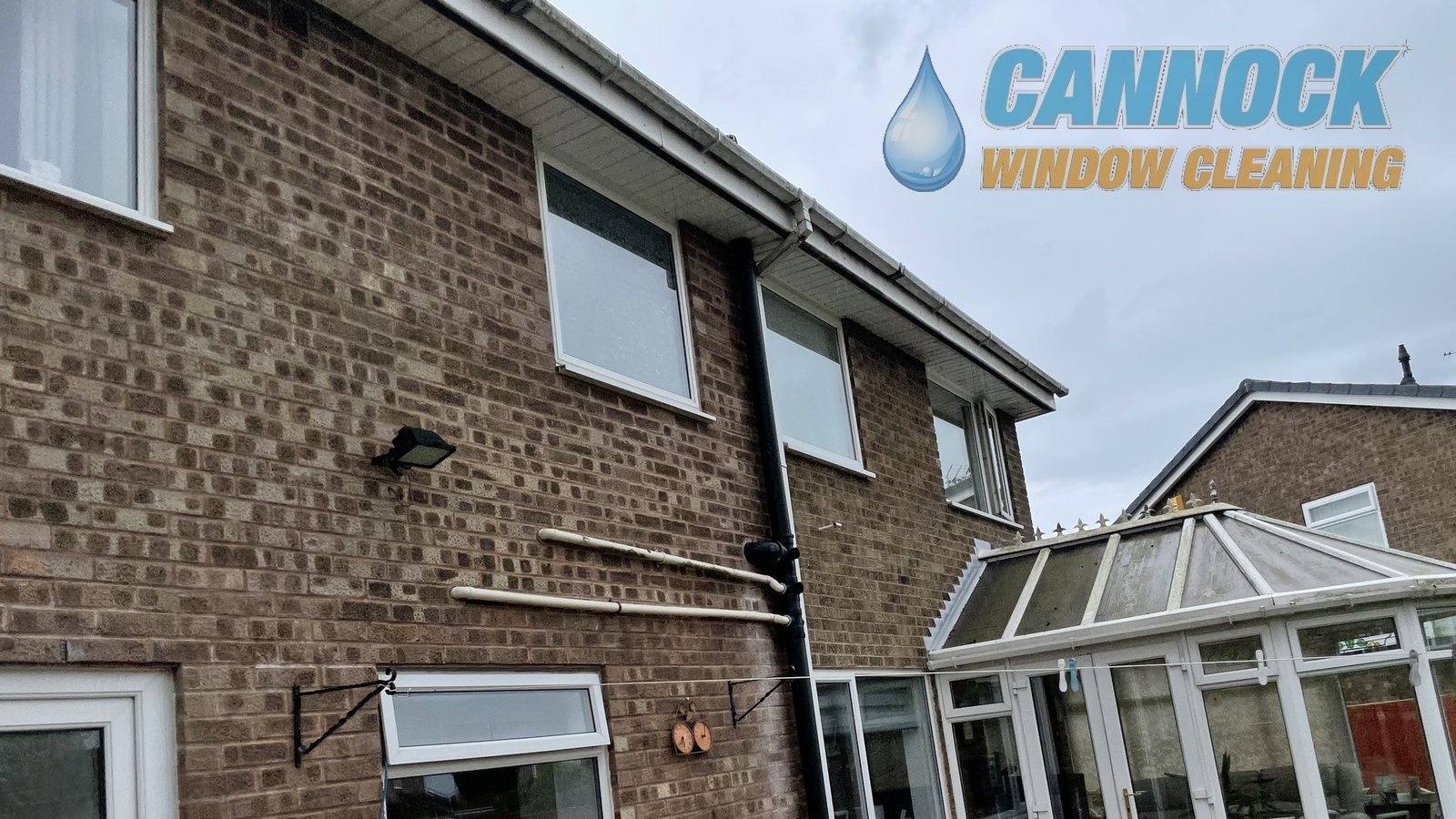 Dirty fascia and roofline before fascia and soffit cleaning